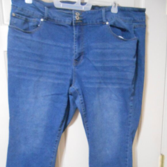 WOMEN'S BLOOMCHIC DENIM CAPRI JEANS SIZE 24 PLUS SIZE 21" INSEAM SPANDEX NICE 👩 - Picture 1 of 9